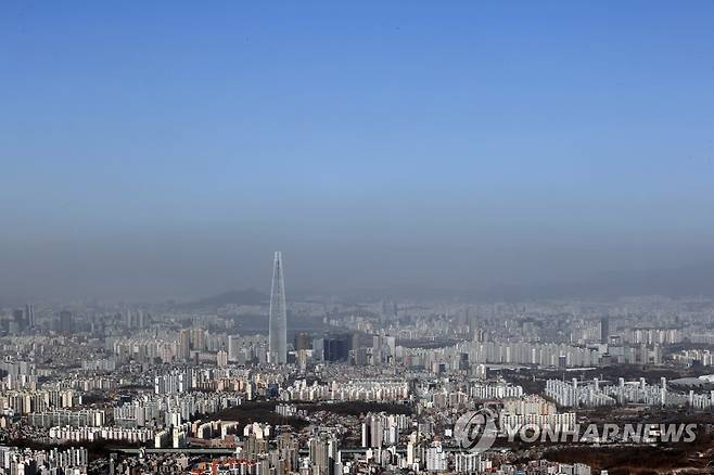 중국발 황사 예보 (경기 광주=연합뉴스) 윤동진 기자 = 중국발 황사가 예보된 16일 오전 남한산성에서 바라본 서울 시내의 모습. 기상청은 지난 14∼15일 중국 내몽골고원과 고비사막 부근에서 황사가 발원해 북풍을 타고 남하하면서 이날 우리나라 전국에 영향을 끼친다고 밝혔다. 2021.3.16 mon@yna.co.kr