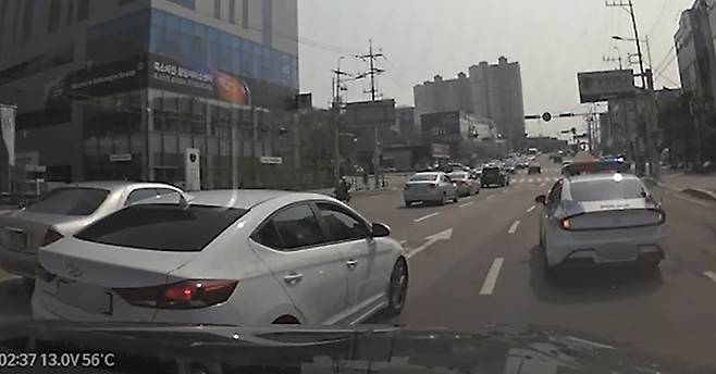 멈춰 선 순찰차 피하다 발생한 사고. 순찰차는 사고가 난 뒤에도 계속 이동하고 있다 [운전자 A씨 제공. 재판매 및 DB 금지]
