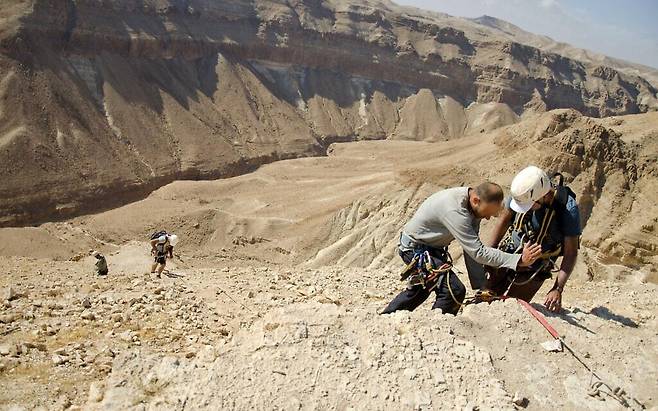 2세기 성경 사본이 발견된 동굴을 향해 로프를 타고 내려가는 발굴팀 [이스라엘 문화재청 제공=연합뉴스]
