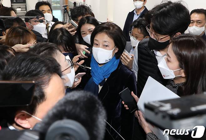 여권 서울시장 후보 단일화 경선에서 승리한 박영선 더불어민주당 후보(오른쪽)가 17일 오후 서울 여의도 국회 소통관에서 열린 단일화 결과 발표를 마친 후 취재진의 질의에 답변하고 있다. 2021.3.17/뉴스1 © News1 신웅수 기자