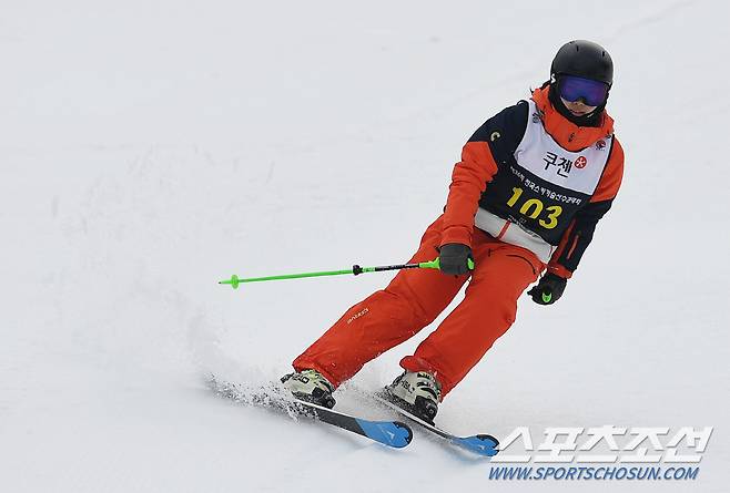 14일 강원도 용평리조트에서 '제36회 전국스키기술선수권대회' 숏턴 결승 경기를 펼치고 있는 동호인 출신 에이스 서리라. 서리라는 이날 기선전 결승 직후 레벨 3 티칭테스트에도 도전했다. 그녀의 꿈 역시 스키어들의 로망, '데몬'이다. 평창=송정헌 기자 songs@sportschosun.com/2021.03.14/