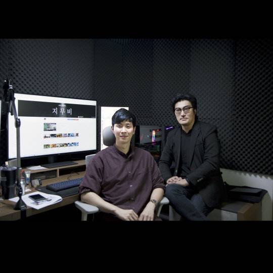 유튜브 'G무비' 채널의 나현갑 크리에이터(좌), 광운대 미디어커뮤니케이션학부 이희대 교수(우)가 마포 G무비 스튜디오 작업실 앞에서 《희대의 NOW 구독중》 인터뷰를 마치고 기념 촬영 중이다.
