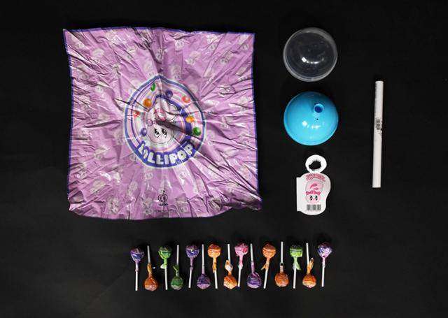 ⑥번 제품은 막대사탕을 포장하기 위해 커다란 플라스틱으로 막대사탕 모형을 만들었다. 홍인기 기자