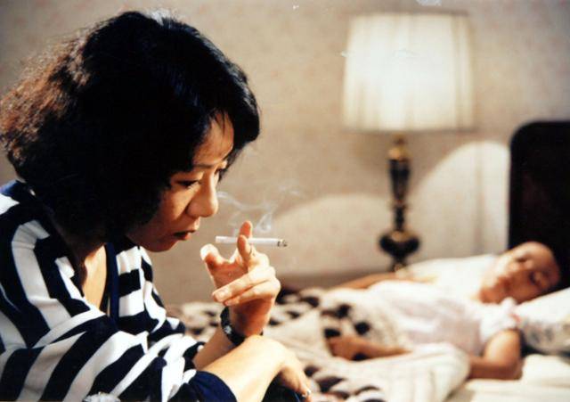 윤여정이 미국 생활을 마치고 돌아와 출연한 영화 ‘에미’(1985). 윤여정은 이후 ‘바람난 가족’에 등장하기 까지 영화와 인연을 맺지 못한다.