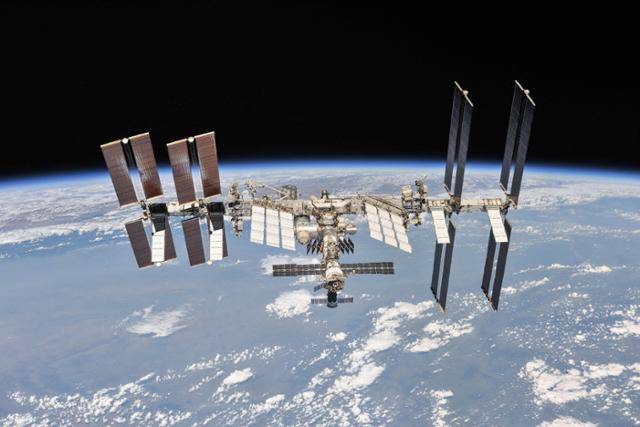 미국 항공우주국 나사(NASA)와 러시아연방우주청(Roscosmos)이 제공한 것으로 2018년 10월 4일 국제우주정거장에 파견된 56원정대가 도킹 해제 후 촬영한 국제우주정거장. 1998년 건설되어 내부활동을 시작한 지 20년이 넘는 국제우주정거장은 지상 400km 고도에서 지구 궤도를 돌며 현재 풀가동 상태로 운영되고 있다. 미국 항공우주국(NASA) ·러시아연방우주청(Roscosmos) 제공 · AFP 연합뉴스