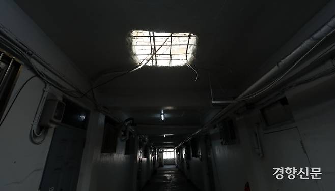 아파트 복도 천장에 철근 구조물이 드러나 있다. / 권도현 기자