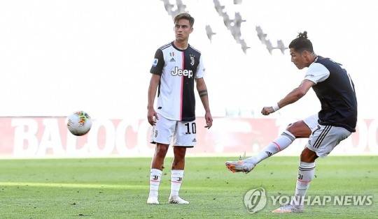 축구에서 프리킥, 코너킥, 페널티킥 등 모든 킥을 할 때 상대 선수는 볼로부터 9.15m 떨어져 있어야 한다. 사진은 프리킥하는 크리스티아누 호날두(오른쪽). [연합뉴스 자료사진]