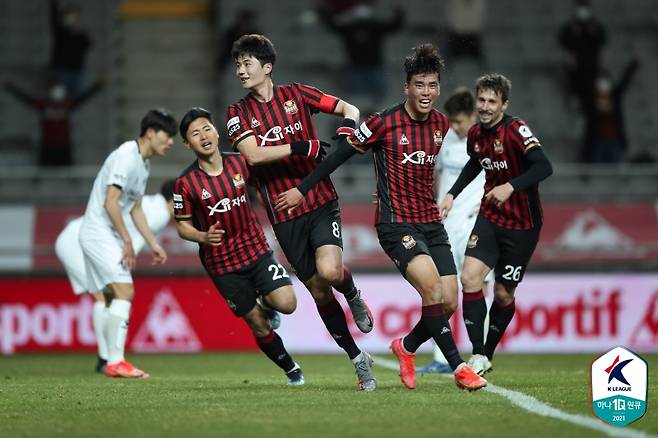 ▲ 기성용이 17일 광주FC전에서 천금같은 결승골을 넣고 환호하고 있다ⓒ한국프로축구연맹