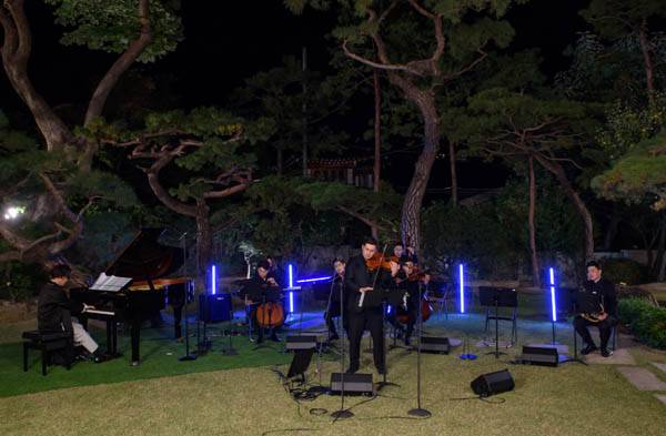 서울시립교향악단이 지난해 10월 9일 서울 종로구 부암동 현진건 집터에서 클래식 공연 ‘미라클 서울’을 열고 있다. / 서울시향 제공