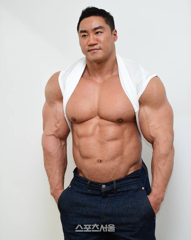 이승철이 맥스큐 4월호 커버촬영에서 엄청난 근육을 자랑하고 있다. 이주상기자 rainbow@sportsseoul.com