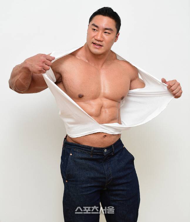 이승철이 맥스큐 4월호 커버촬영에서 엄청난 근육을 자랑하고 있다. 이주상기자 rainbow@sportsseoul.com