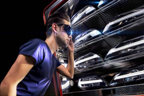 ZKW 직원이 차량용 헤드라이트 제품을 검수하고 있다./사진=ZKW