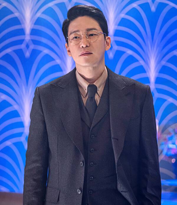 비호감 역할과 달리 멋진 슈트 스타일링을 보여주는 드라마 <펜트하우스2>의 엄기준. 사진 SBS 제공