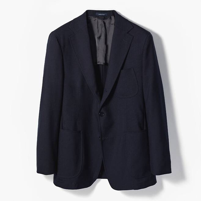 남색 재킷은 어떤 옷과도 무난하게 어울린다. 사진 샌프란시스코마켓 제공