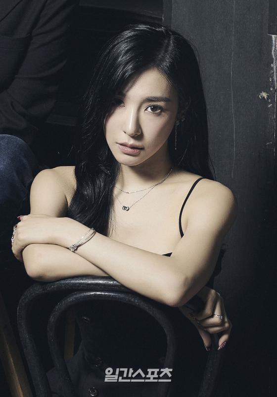 Singer Tiffany Young has a photo time at the musical Chicago practice room open on the 18th.The musical Chicago, which showed its first line on December 8, 2000, joins Choi Jung Won, Ivy, Kim Young Joo, Kim Kyung Sun, S. J. Kim, Cha Jung Hyun and Tiffany Young to bring new wind.The Dive Art Center will be performing from April 2,