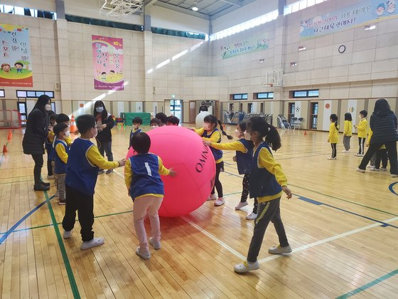 서울 사근초 학생들이 학교 강당에서 소규모 운동회를 하고 있다. [사진 사근초]