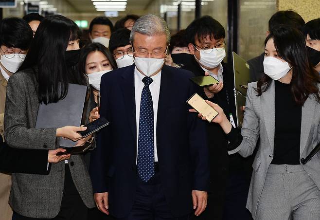 국민의힘 김종인 비상대책위원장이 18일 국회에서 열린 비상대책위원회의에 참석하며 취재진의 질문을 받고 있다. 연합뉴스