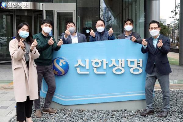 김종태 신한생명 상품연구소장(오른쪽)과 `진심을품은암이면다암보험` 상품 기획 관계자들이 기념촬영을 하고 있다. [사진 제공 = 신한생명]