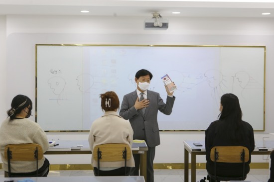 박승호 총장이 직접 신입생들을 찾아가 환영 메시지와 선물세트를 전달하고 있다.[계명문화대 제공]