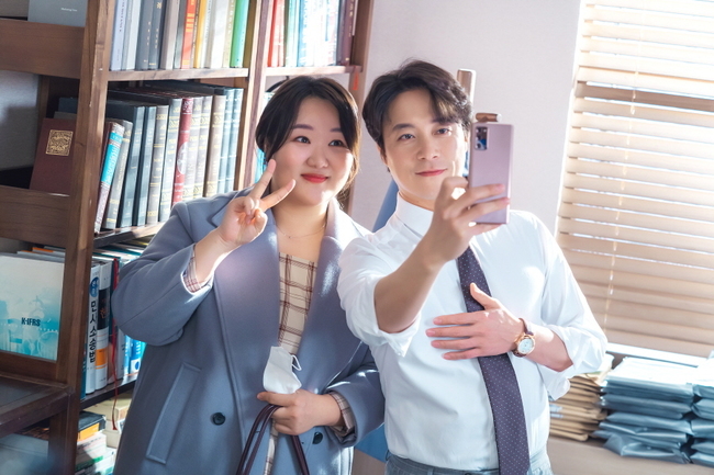 The OK Photon Mae Choi Dae-chul and Ha Jae-sook are causing tension with the photo shoot of Dongsangmong selfie for different reasons.KBS 2TV weekend drama OK Photon Mae (playplayplay by Moon Young-nam/directed by Lee Jin-seo/produced Green Snake Media, Fan Entertainment) is a mystery thriller melodrama home drama that begins with the murder of a mother during her parents divorce lawsuit and all of her family members being identified as suspects of murder.In just two times, Nielsen Korea has surpassed the national audience rating of 26% and the highest audience rating of 27.9%, proving the upward trend and expecting the future.Above all, Choi Dae-chul and Ha Jae-sook are playing the role of Mary, the owner of a regular restaurant in the company, who is in the OK Photon Mae, who is dunking as his wife wants, but always wants a child in his mind, and a good defensesa defense and a generous and sleek appearance.In the last broadcast, Choi Dae-chul, who was treated as an out-of-class by his wife and sisters, went to a restaurant in Mary (Ha Jae-sook), where he was a regular, and was drunk after drinking alcohol.In this regard, in the third episode of OK Photon, which will be broadcast on the 20th, Choi Dae-chul and Ha Jae-sook are caught in a self-portrait with a super-close pose.The scene of the new Mary suddenly visiting the office of the ship.The god asked the ship to take a commemorative photo, and the ship stood side by side, somewhat awkward.Then, as the bright-faced ship and the new Mary, who posed for the ear yomi V, are in a scene, they are wondering what the hidden reason is for the two people to shoot selfies.Choi Dae-chul and Ha Jae-sooks Sangsangmong Memorial Photography scene was held in January.Choi Dae-chul and Ha Jae-sook shared a small chat before entering the filming, softening the tension ahead of the filming and raising the atmosphere.The two of them have been shooting self-camera with their heads in a straight manner that can not be distinguished from the drama or the actual situation.I made a variety of facial expressions and gestures, and I checked the photos well, and the two people who naturally took the pictures made the viewers laugh.