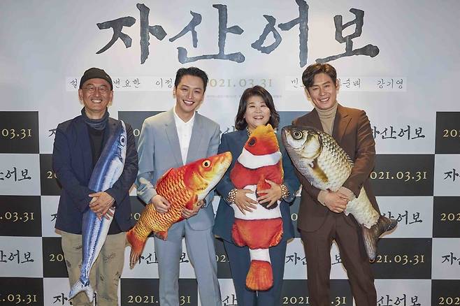왼쪽부터 이준익 감독, 변요한, 이정은, 설경구