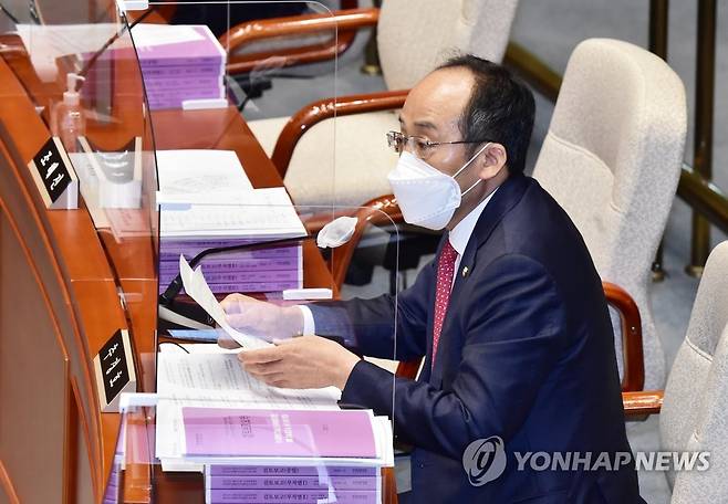 의사진행발언하는 추경호 추경호 국민의힘 예결위 간사가 지난해 11월 서울 여의도 국회에서 열린 예산결산특별위원회 전체회의에서 홍남기 부총리 사의 표명 관련 의사진행발언을 하고 있다.[연합뉴스 자료사진]