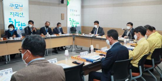 경남도의회 민주당원내대표 함양군 방문 정책간담회를 진행 하고 있다