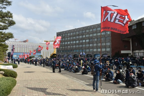 현대중공업 노조가 2년치 임금 및 단체협약 성실 교섭을 요구하며 19일 오후 1시부터 5시까지 4시간 부분파업을 벌였다. /사진= 현대중공업 노조 제공