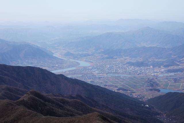 노고단 정상에서 구례읍내와 섬진강 물줄기가 까마득하게 내려다보인다. ⓒ박준규