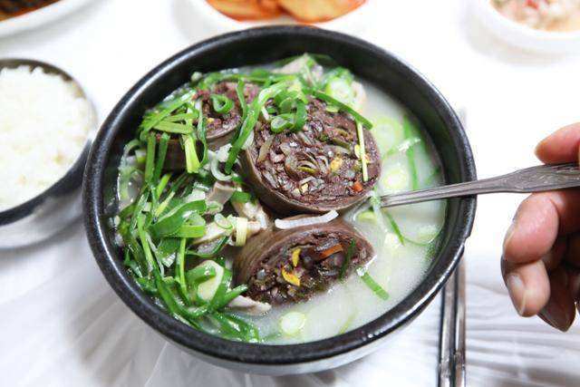 매주 금요일에만 문을 여는 '금요순대'의 순대국밥. ⓒ박준규