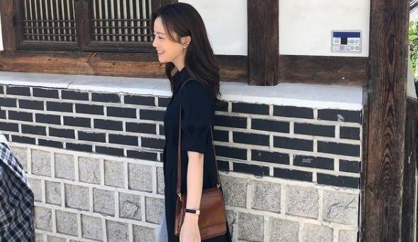 Actor Moon Chae-won caught the eye by revealing the current situation full of pure innocence.Moon Chae-won posted a picture on his Instagram on the 19th without any comment.Moon Chae-won in the picture is standing in front of a hanok. Moon Chae-won in a simple black dress emits a fresh charm with a bright smile.The visuals of Moon Chae-won, which is simple and pure, and the self-luminous Smile that illuminates the surroundings, cause admiration.Meanwhile, Moon Chae-won met with fans last year through TVN drama Flower of Evil.copyright holder c pi media