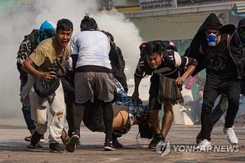 양곤에서 부상자 옮기는 시민들 [AFP=연합뉴스]