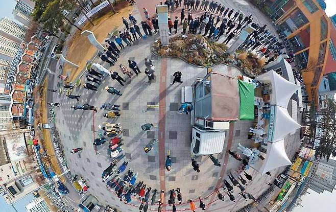 코로나 선별검사소 앞 장사진 - 19일 오전 서울시 구로역 앞에 설치된 코로나19 임시선별검사소를 찾은 시민과 외국인 등이 검체 검사를 위해 대기하고 있다. 이날 0시 기준 신규 코로나19 확진자는 463명으로 지역 발생 441명, 해외 유입 22명으로 집계됐다. /연합뉴스