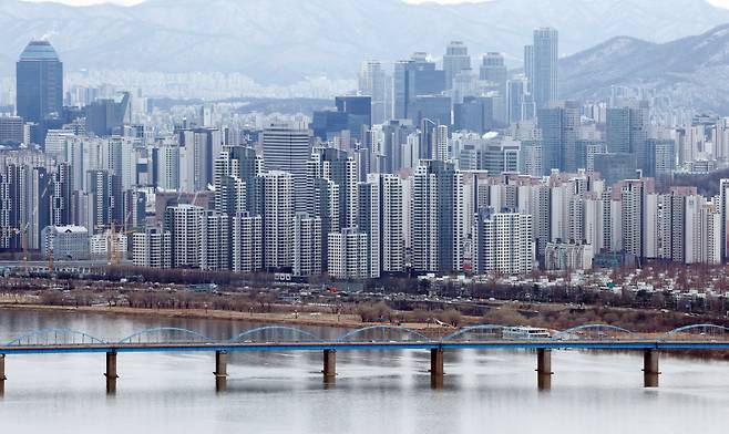 전국의 아파트 매수우위지수가 80선까지 떨어지며 시장이 매수자 우위로 재편되는 분위기다. 사진은 서울 한강 주변 아파트단지 모습. [연합]