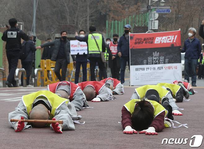 미얀마 청년들과 대한불교조계종 사회노동위원회 소속 스님들이 12일 오후 서울 용산구 주한미얀마대사관 앞에서 미얀마의 민주화를 기원하는 오체투지를 하고 있다. 이들은 "미얀마에서 부처님 가르침 중 첫 번째 계율을 위반하는 살생이 벌어지고 있다는 현실이 믿을 수 없다"며 "미얀마 쿠데타 군부가 살생과 폭력을 멈추고 당장 물러나야 한다"고 했다. 2021.3.12/뉴스1 © News1 신웅수 기자