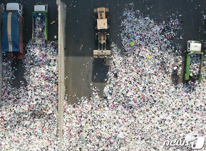 신종 코로나바이러스 감염증(코로나19) 영향으로 비대면서 소비가 늘어가면서 포장용 플라스틱 용기 배출이 급증한 가운데 1월14일 오후 경기도 수원시 자원순환센터에 재활용품이 쌓여있다. 2021.1.14/뉴스1 © News1 이재명 기자