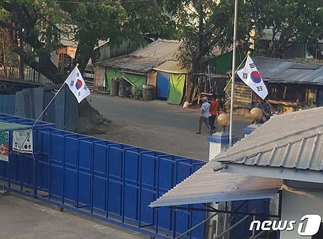 우리 기업인이 운영하는 미얀마 공장에 태극기가 걸려있다. (독자 제공) © News1 조현기 기자