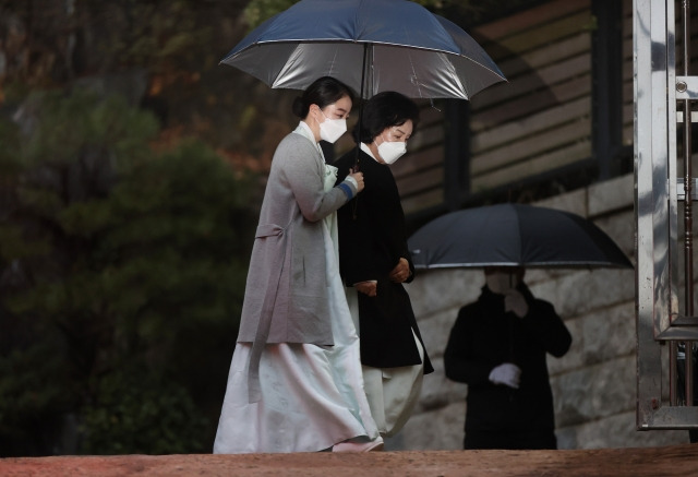 정대선 현대비에스앤씨 사장의 부인 노현정 전 아나운서와 어머니 이행자 씨가 지난 20일 오후 고 정주영 현대그룹 명예회장의 20주기 제사가 치러지는 정 전명예회장 생전 청운동 자택으로 들어가고 있다. 연합뉴스