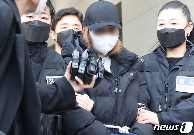 (구미=뉴스1) 정우용 기자 = 경북 구미서 숨진 3살 여아의 외할머니로 알려졌지만 DNA검사 결과 친모로 밝혀진 A씨가 17일 구미경찰서에서 대구지검 김천지청으로 호송되고 있다. A씨는 취재진의 질문에