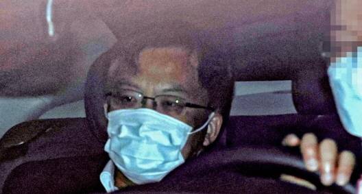 검찰총장 직무대행인 조남관 대검찰청 차장검사가 지난 15일 오전 한국토지주택공사(LH) 땅 투기 의혹 수사 관련 검사 회의를 앞두고 서울 서초구 대검찰청으로 출근하고 있다. 연합뉴스