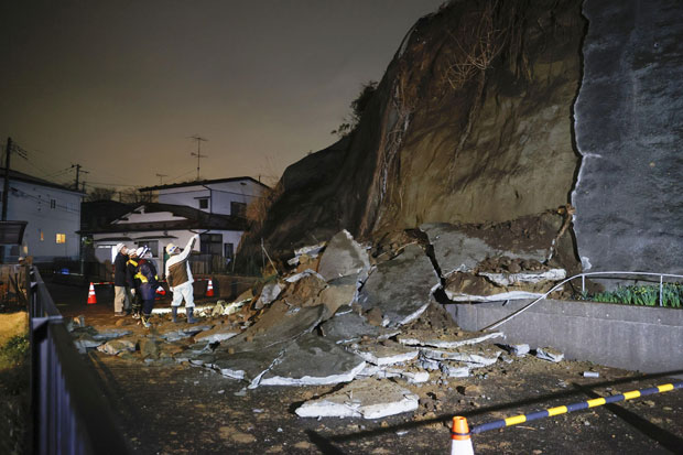 20일 지진으로 산사태가 발생한 미야기현 시오가마시 주택가에서는 수습 작업이 한창이다./사진=AP 연합뉴스