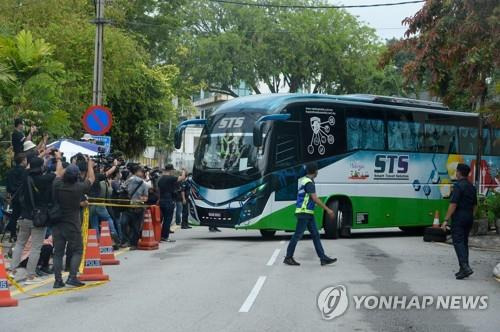 쿠알라룸푸르의 북한대사관을 떠나는 북한 외교진 [AFP=연합뉴스]