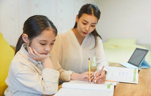 공부하는 엄마와 딸