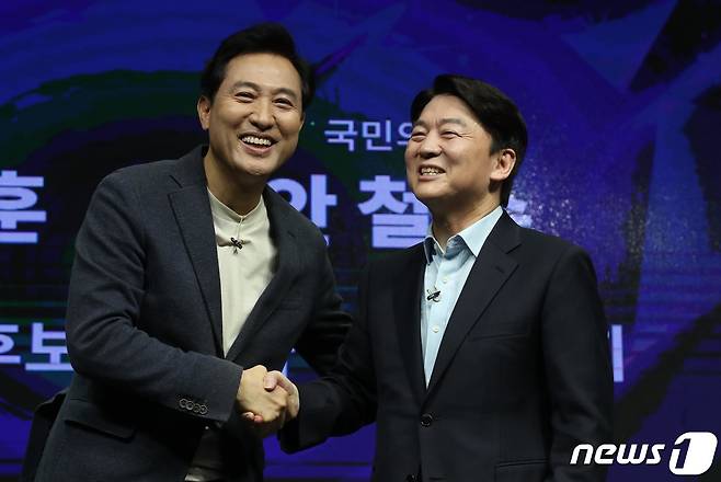 오세훈 국민의힘 서울시장 후보(왼쪽)와 안철수 국민의당 서울시장 후보/뉴스1 © News1 국회사진취재단