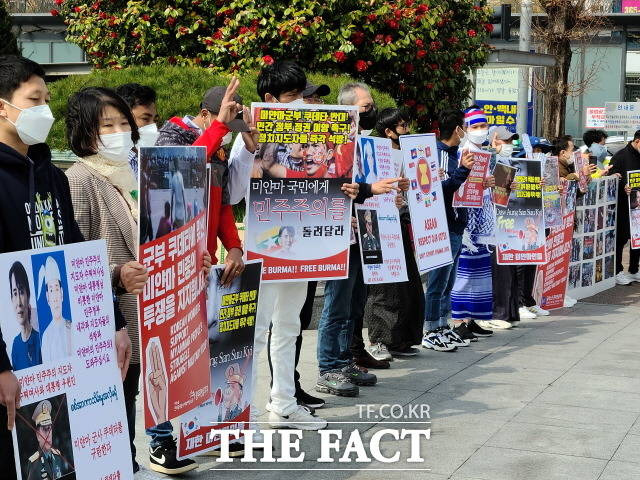 광주 미얀마 네트워크 회원 100여 명이 21일 유스퀘어 광장(서구 광천동' 에서 군부 쿠데타를 규탄하는 시위를 펼치고 있다./ 광주=박호재 기자