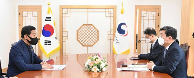 윤화섭(왼쪽) 안산시장은 22일 전해철 행안부 장관을 만나 '대부동'을 '대부면'으로 바꾸기 위한 지방자치법 개정안 등에 대한 정책건의를 하고 있다. 안산시 제공