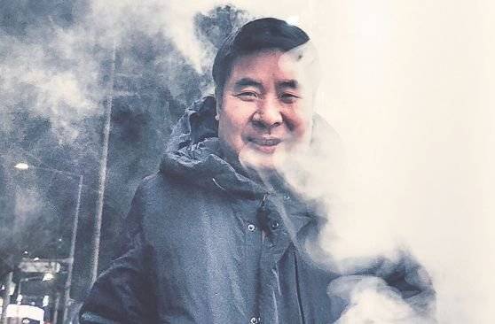 한·중·일의 같은듯 다른 만두문화를 분석한 책 『만두』를 출간한 박정배 음식평론가. 만두 찜통 앞에서 포즈를 취했다. 권혁재 사진전문기자