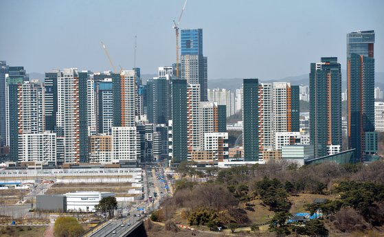 정부가 발표한 2021년도 전국 공동주택 공시가격이 세종시가 지난해보다 70.68% 올라 17개 시·도 중 압도적인 상승률 1위를 차지했다. 정부세종청사와 아파트, 상가 등이 가득 들어서 있는 세종시 도심모습. 프리랜서 김성태