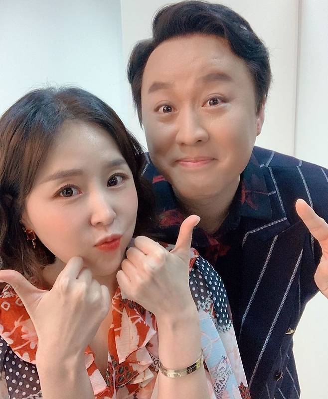 Shin Ji, along with Jeong Jun-ha, expressed his feelings as MBC standard FM a single bungle show DJ.Koyote Shin Ji released a selfie on his Instagram account on March 22 with Jeong Jun-ha.Shin Ji said, Without a hit, the two white people finally got a job together ~ Shin Jis brother, Ji Su, will take on MBC radio a single bungle show DJ.He said, I will visit you Moy Yat Moy Yat from the frequency standard FM 95.9 from 12:20 on Monday, 29th next week ~ I am preparing hard and I will ask you to listen a lot.Shin Ji and Jin Jun-ha breathed through MBC sitcom High Kick without Restraint in the past.In particular, Shin Ji and Jin Jun-ha lost their jobs and relied on each other. The expression two white peoples job together causes laughter.