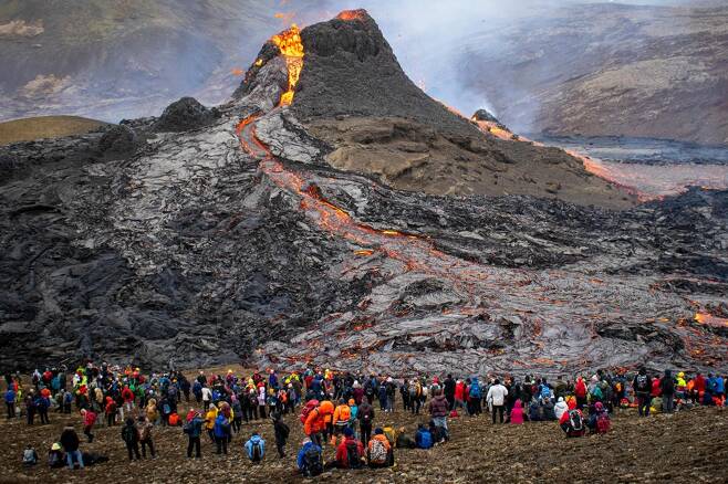 레이캬네스 반도 내 폭발한 화산의 용암을 구경하는 시민들. 사진=AFP 연합뉴스